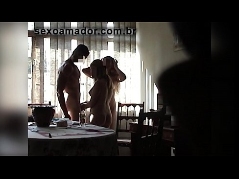 ❤️ جنسی دوست ایک دیو آدمی اور اس کے ساتھ ایک تھریسم کو مدعو کرتے ہیں۔ ❤️❌ سیکس ❌